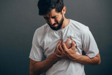 Ból w klatce piersiowej i jego związek z nerwami - poznaj go!