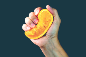 Metafora pomarańczy: co wychodzi z ciebie, gdy życie cię ściska?